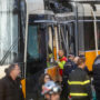 Copertina di Milano, tram deraglia e finisce contro un palazzo: un morto e 39 feriti. Aperta un’inchiesta per omicidio colposo
