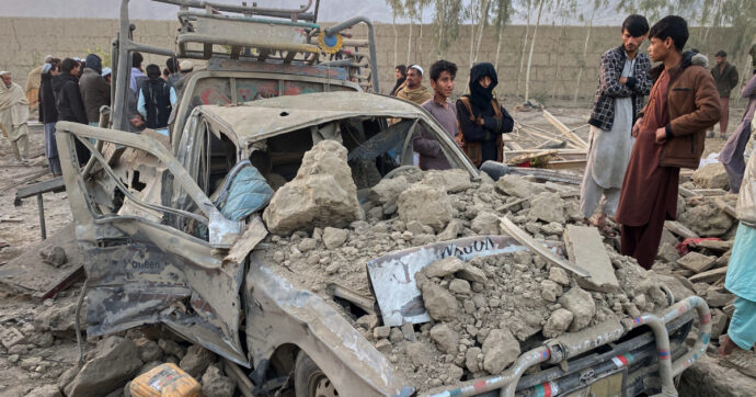 Pakistan-Afghanistan, è “guerra aperta”. L’aviazione di Islamabad bombarda Kabul: “Uccisi almeno 133 talebani”