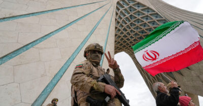 Copertina di Trump minaccia l’Iran: “Non sono contento dei negoziati. Non vorrei attaccare, ma qualche volta va fatto”