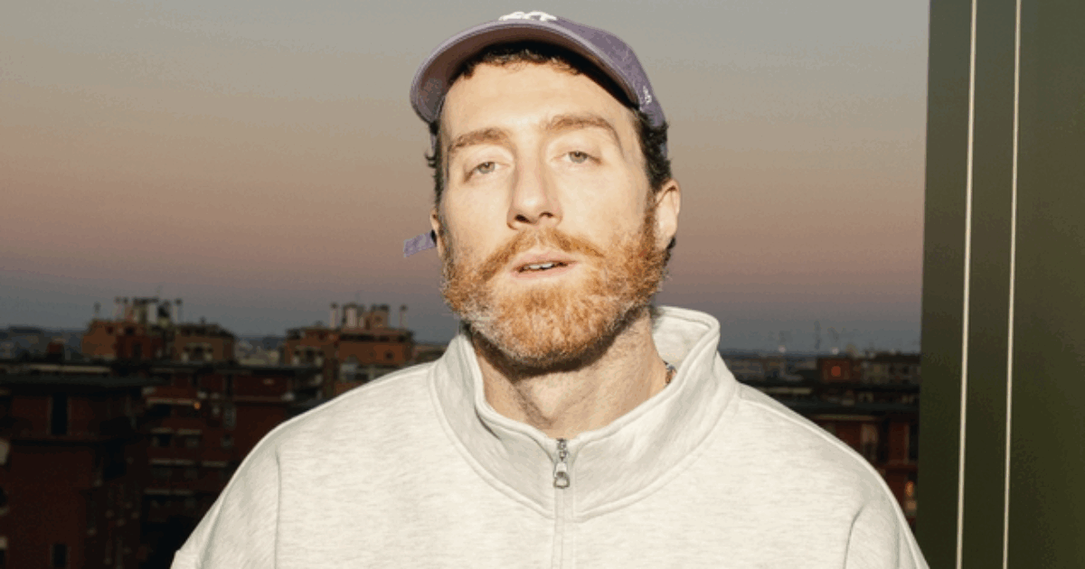 “Stasera sarò sul palco di Sanremo, per chi non mi conoscesse sono incredibilmente alto e bravo”: chi è Mecna, stasera all’Ariston con Mara Sattei