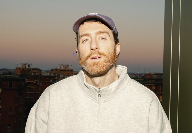 “Stasera sarò sul palco di Sanremo, per chi non mi conoscesse sono incredibilmente alto e bravo”: chi è Mecna, stasera all’Ariston con Mara Sattei