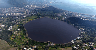 Copertina di Il lago d’Averno si tinge di rosso: lo spettacolo a Pozzuoli ripreso dal drone – Video