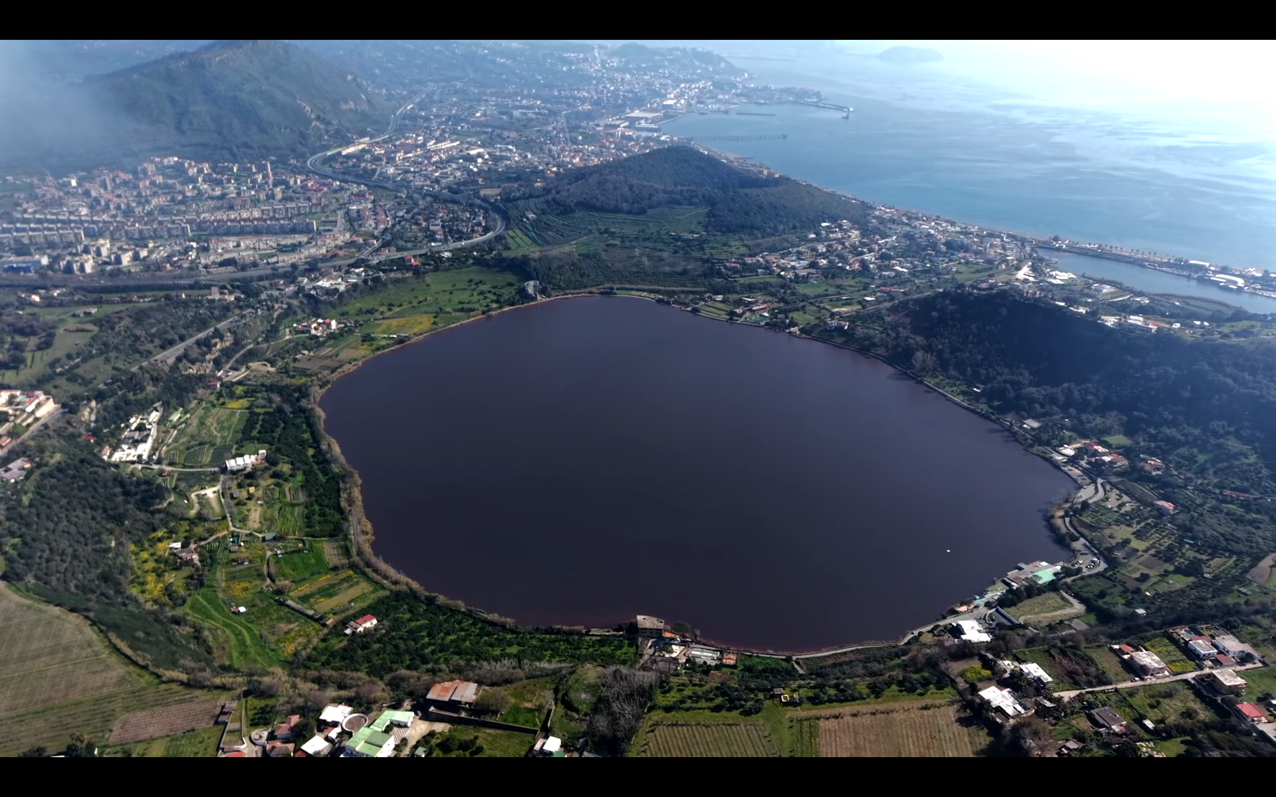 il lago d8217averno si tinge di rosso lo spettacolo a pozzuoli ripreso dal drone 8211 video da Ilfattoquotidiano.it il lago d8217averno si tinge di rosso lo spettacolo a pozzuoli ripreso dal drone 8211 video