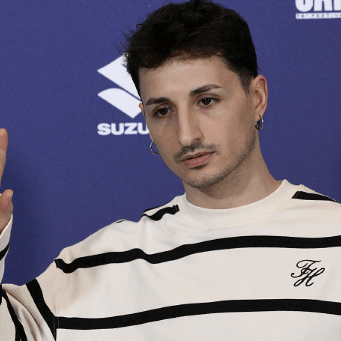 “Sono un anti-divo e il mercato tende ad idolatrare. Faccio fatica a inserirmi in questo sistema”: così Nayt a Sanremo 2026 – IL VIDEO