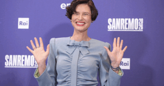 Copertina di Sanremo 2026, Bianca Balti: “Sto elaborando il lutto della me spensierata prima della chemioterapia, che non ci sarà più”. Conti: “Felice per l’alto share dei giovani”