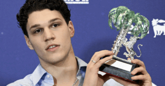 Copertina di Sanremo 2026, il vincitore Nicolò Filippucci: “Maria De Filippi importante nel mio percorso. È importante ricevere le porte chiuse in faccia, utili anche nella vita”