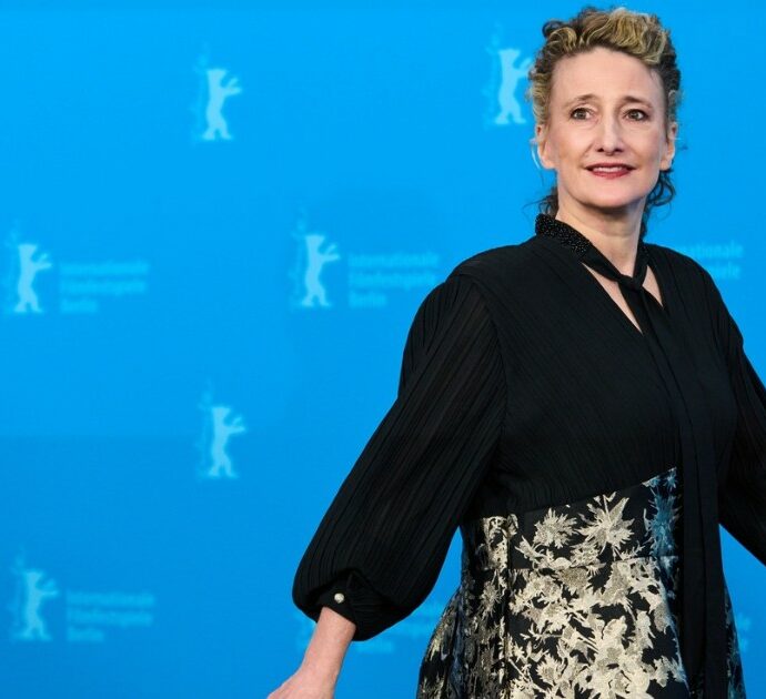 Bandiere palestinesi e kefiah, chi è Tricia Tuttle la direttrice della Berlinale che ora rischia il posto. L’appello degli artisti