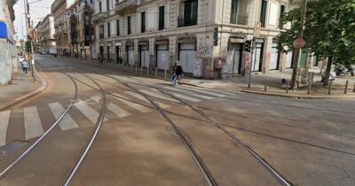 Copertina di Tram deraglia e finisce contro un palazzo: persone incastrate sotto il mezzo