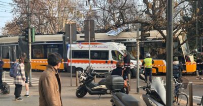 Copertina di Tram deraglia e finisce contro un palazzo: persone incastrate sotto il mezzo