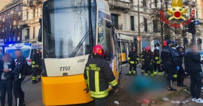 Copertina di Tram deraglia e finisce contro un palazzo: un morto e 39 feriti. Aperta un’inchiesta per omicidio colposo