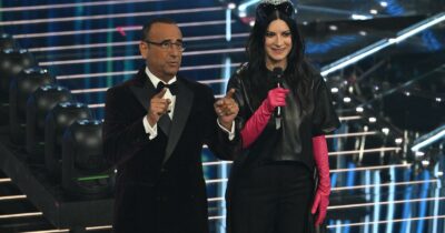 Copertina di “Per caso conosci il chitarrista?”: Laura Pausini chiacchiera con il marito Paolo Carta sul palco dell’Ariston, Carlo Conti fa dell’ironia