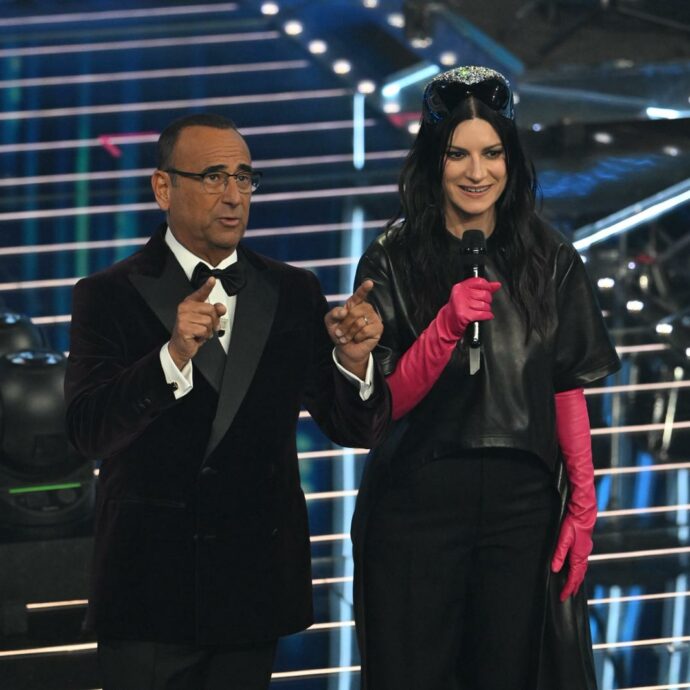“Per caso conosci il chitarrista?”: Laura Pausini chiacchiera con il marito Paolo Carta sul palco dell’Ariston, Carlo Conti fa dell’ironia