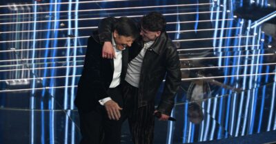 Copertina di Sanremo 2026, Gianni Morandi duetta a sorpresa con il figlio Tredici Pietro e si commuove nella serata delle cover