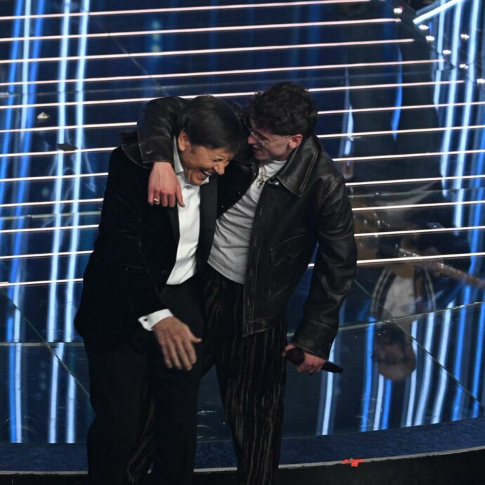 Sanremo 2026, Gianni Morandi duetta a sorpresa con il figlio Tredici Pietro e si commuove nella serata delle cover
