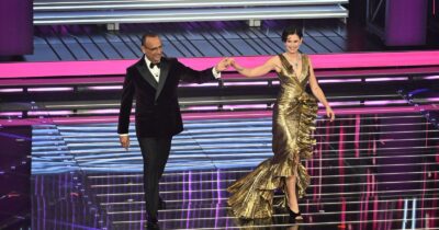 Copertina di Sanremo 2026, la scaletta della finale: ecco i cantanti in ordine di esibizione. Nino Frassica e Giorgia Cardinaletti co-conduttori, Andrea Bocelli super ospite