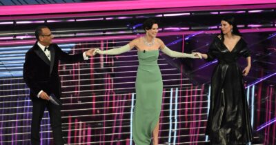 Copertina di Sanremo 2026, le pagelle televisive della serata cover: voto 3 alla regia che stacca il bacio di Levante e Gaia. Schettini 4: l’effetto è straniante. Bianca Balti magnetica: voto 8