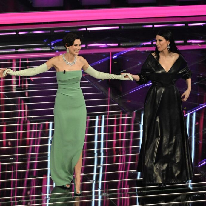 Sanremo 2026, le pagelle televisive della serata cover: voto 3 alla regia che stacca il bacio di Levante e Gaia. Schettini 4: l’effetto è straniante. Bianca Balti magnetica: voto 8