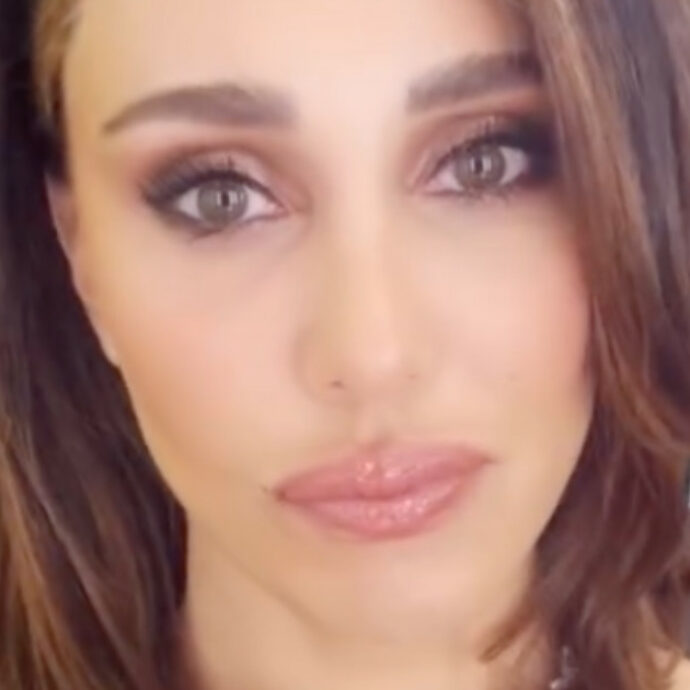 Belen Rodriguez, apparizione lampo (in playback e fuori sincrono) a Sanremo. Il video piccante di “Ossessione” con Samurai Jay e la serenata fuori dall’hotel