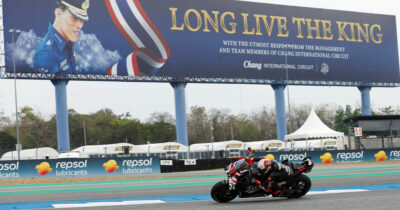 Copertina di MotoGp, stagione al via in attesa della rivoluzione 2027. Godiamoci la velocità (finché c’è) e lo scontro Aprilia-Ducati