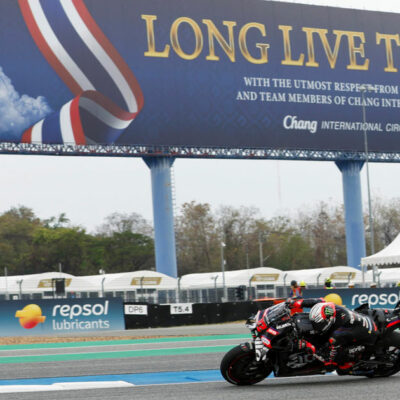 Copertina di MotoGp, stagione al via in attesa della rivoluzione 2027. Godiamoci la velocità (finché c’è) e lo scontro Aprilia-Ducati