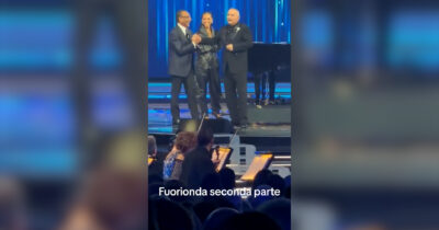 Copertina di “Che figura, che figura…”. “Hanno speso 300 miliardi e poi…”: il fuorionda di Carlo Conti ed Eros Ramazzotti a Sanremo dopo i problemi tecnici di Alicia Keys