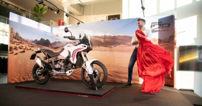 Copertina di Ducati, anteprima della seconda generazione di DesertX nel nuovo showroom di Roma