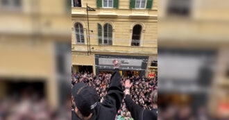 Copertina di Folla di fan in delirio per Fedez e Masini: l’esibizione affacciati dal un balcone sul corso di Sanremo – Video