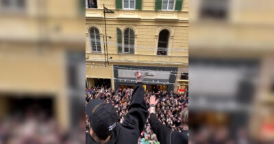 Copertina di Folla di fan in delirio per Fedez e Masini: l’esibizione affacciati dal un balcone sul corso di Sanremo – Video