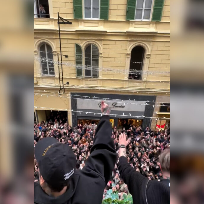 Folla di fan in delirio per Fedez e Masini: l’esibizione affacciati dal un balcone sul corso di Sanremo – Video