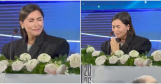 Copertina di Sanremo 2026, Serena Brancale scoppia a piangere mentre parla della madre: “Alla Finale indosserò un suo abito” – IL VIDEO