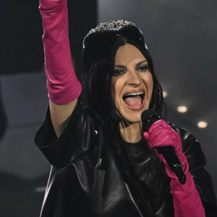 Sanremo 2026, le pagelle della serata cover: la mazzata arriva verso l’una con Vincenzo Schettini (3), Pausini ormai conduce da sola (6+), Elettra Lamborghini e Las Ketchup tanta simpatia (5+)