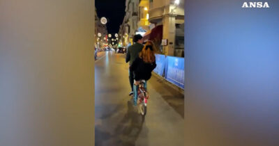 Copertina di Sanremo, Maria Antonietta & Colombre in fuga in tandem dopo l’esibizione all’Ariston: