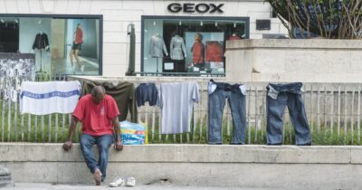 Copertina di L’amore è una scusa per non cenare da soli: il folgorante romanzo d’esordio di Nagui Zinet, ‘’Una traiettoria esemplare’’