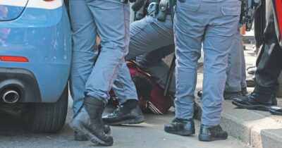 Copertina di Polizia, boom delle ispezioni interne: da 17 a 123 in nove anni. Ma i dati sui reati in divisa sono segreti. Addio agli affari interni voluti da Gabrielli