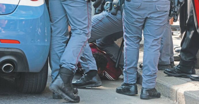 Polizia, boom delle ispezioni interne: da 17 a 123 in nove anni. Ma i dati sui reati in divisa sono segreti. Addio agli affari interni voluti da Gabrielli