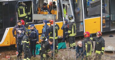 Copertina di Tram deraglia a Milano: 2 morti e 39 feriti. L’autista ai colleghi: “Mi sono sentito male”
