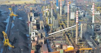 Copertina di Ex Ilva, morto operaio di 26 anni: è precipitato nel vuoto da circa 10 metri. I sindacati occupano la direzione aziendale