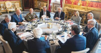 Copertina di Guerre, hackeraggi e calamità: Meloni fa la task force a Chigi