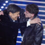Copertina di Sanremo, la diretta della quarta serata: Gianni Morandi duetta con il figlio Tredici Pietro, il bacio di Levante e Gaia, Dargen D’Amico trasforma “Su di noi” in una canzone contro la guerra