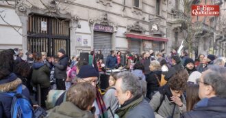 Copertina di Insegnanti e famiglie in piazza contro gli sfratti a Milano. Il preside: “In ogni classe almeno un bambino con problemi abitativi”
