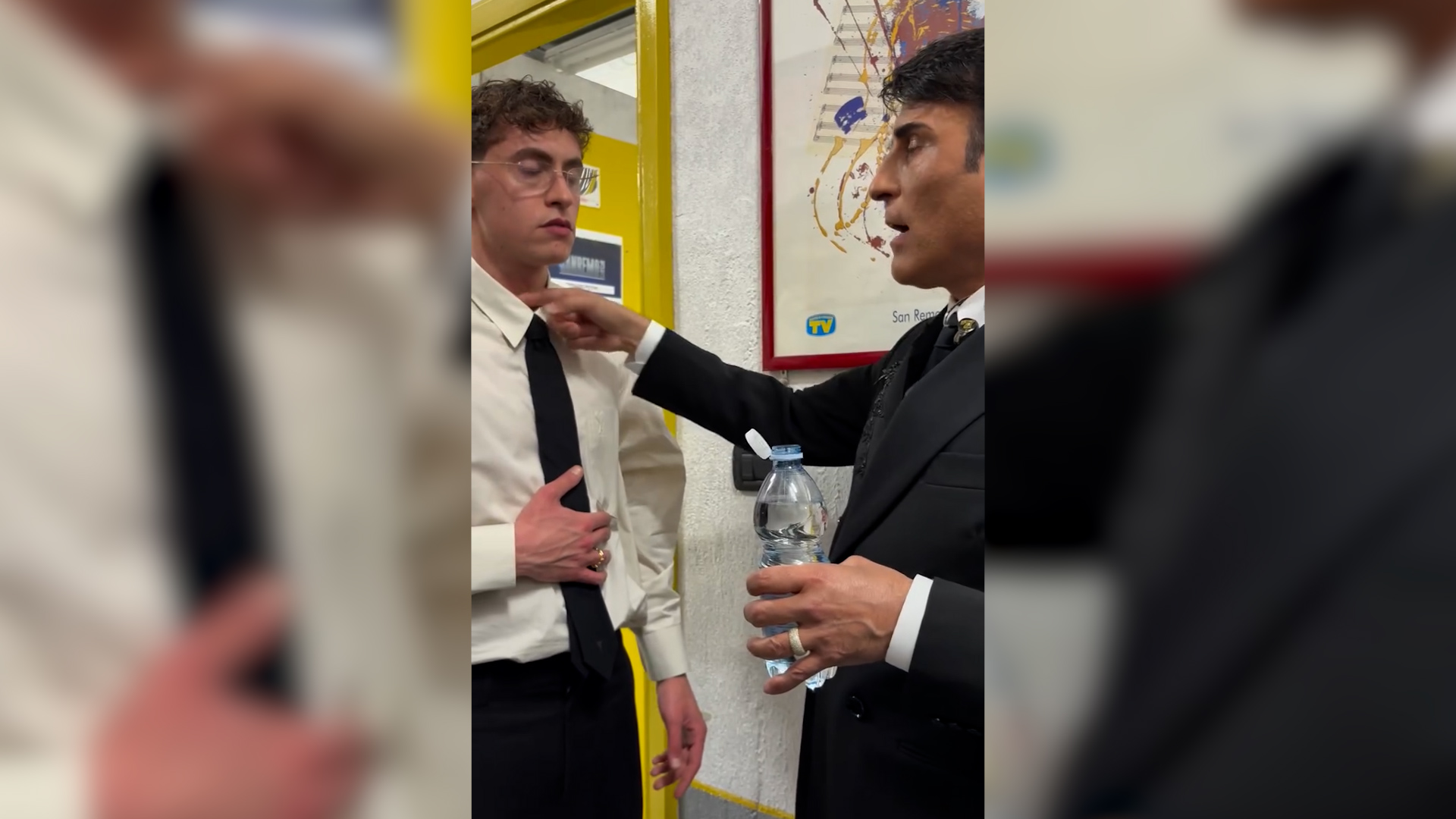 Sal Da Vinci fa riscaldare la voce a Tredici Pietro: “Spingi qua, mai qua”. Il training dietro le quinte – Video Sal Da Vinci fa riscaldare la voce a Tredici Pietro: “Spingi qua, mai qua”. Il training dietro le quinte – Video