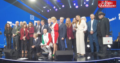 Copertina di Decaro e Nardella sbancano ‘Sanremo da Pecora’ cantando Sal Da Vinci. Siracusano ultima con ‘Nordio the best’: “Colpa dei giudici”