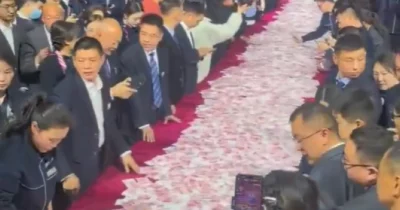 Copertina di Il capo premia i dipendenti con una ‘pioggia’ di soldi: “Sul tavolo del gala aziendale sono state svuotate valigette con 26 milioni di dollari”