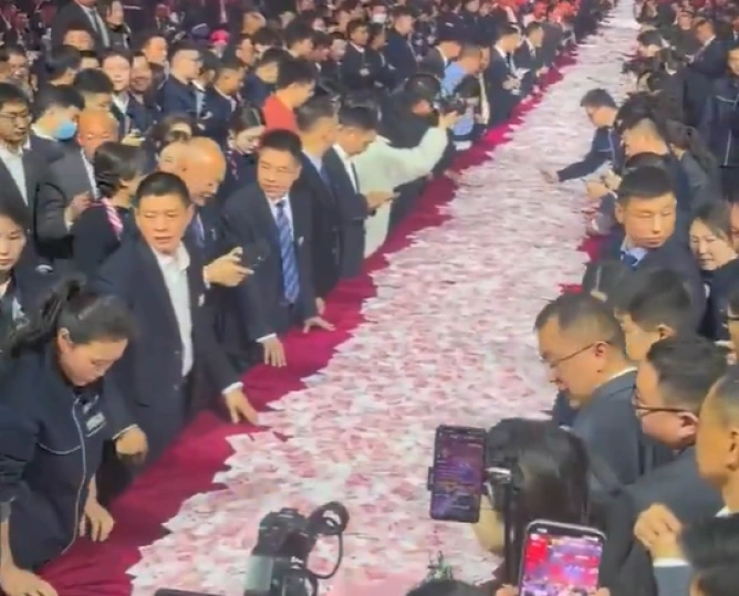 Il capo premia i dipendenti con una ‘pioggia’ di soldi: “Sul tavolo del gala aziendale sono state svuotate valigette con 26 milioni di dollari”