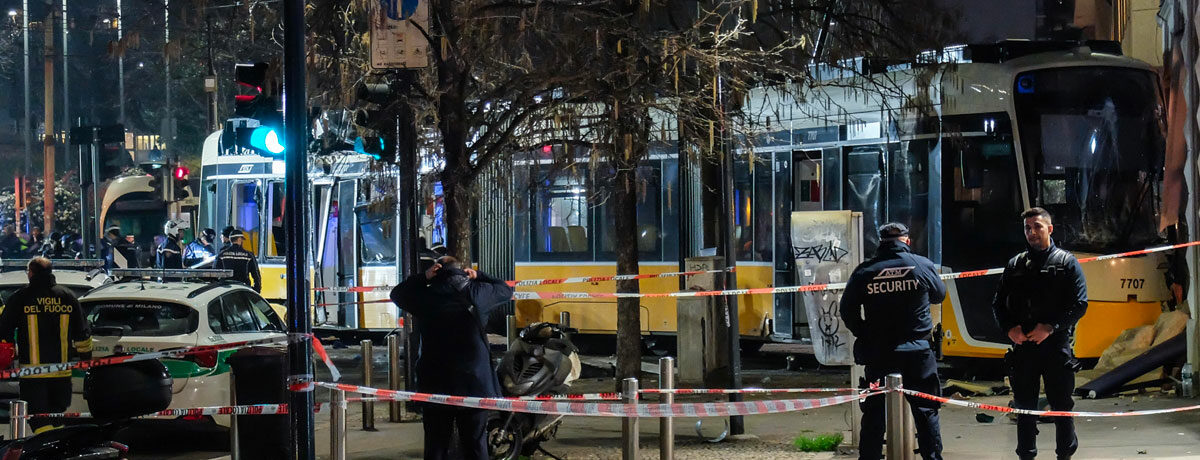 Copertina di Tram deraglia e finisce contro un palazzo: lo schianto | Due morti e 48 feriti. Inchiesta per omicidio colposo. Il conducente ai colleghi: "Ho avuto un malore"