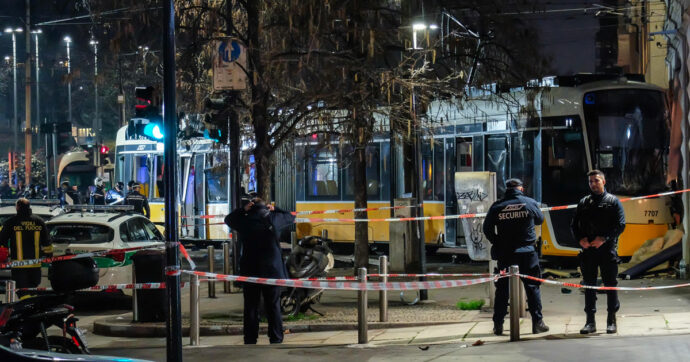 Milano, tram deraglia e finisce contro un palazzo: due morti e 48 feriti. Aperta un’inchiesta per omicidio colposo. Il conducente: “Mi sono sentito male”