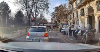 Tram deragliato a Milano, il video dello schianto in diretta: così il convoglio esce dai binari e impatta contro il palazzo