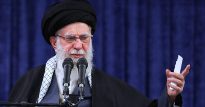 Copertina di Iran, media: “L’ayatollah Khamenei è morto nell’attacco di Israele e Usa”. Uccisi anche il genero e la nuora. Teheran ha colpito le basi statunitensi