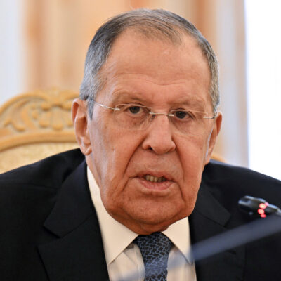 Copertina di Lavrov: “Visite di Ratcliffe e Gallagher? Indicano solo desiderio di dialogo con noi”. Cremlino: “Negoziati sospesi”