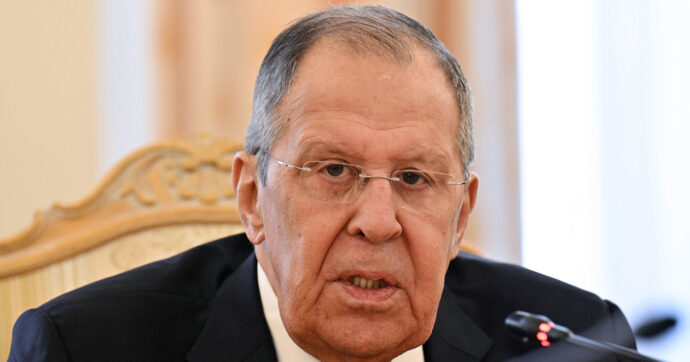 Lavrov: “Le visite di Ratcliffe e Gallagher a Mosca indicano solo desiderio di dialogo con noi”. Cremlino: “Negoziati sospesi”